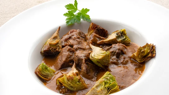 Morcillo en salsa con alcachofas fritas: un guiso irresistible para estas fechas Morcillo en salsa con alcachofas fritas: un guiso irresistible para estas fechas