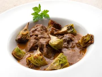 Morcillo en salsa con alcachofas fritas: un guiso irresistible para estas fechas Morcillo en salsa con alcachofas fritas: un guiso irresistible para estas fechas