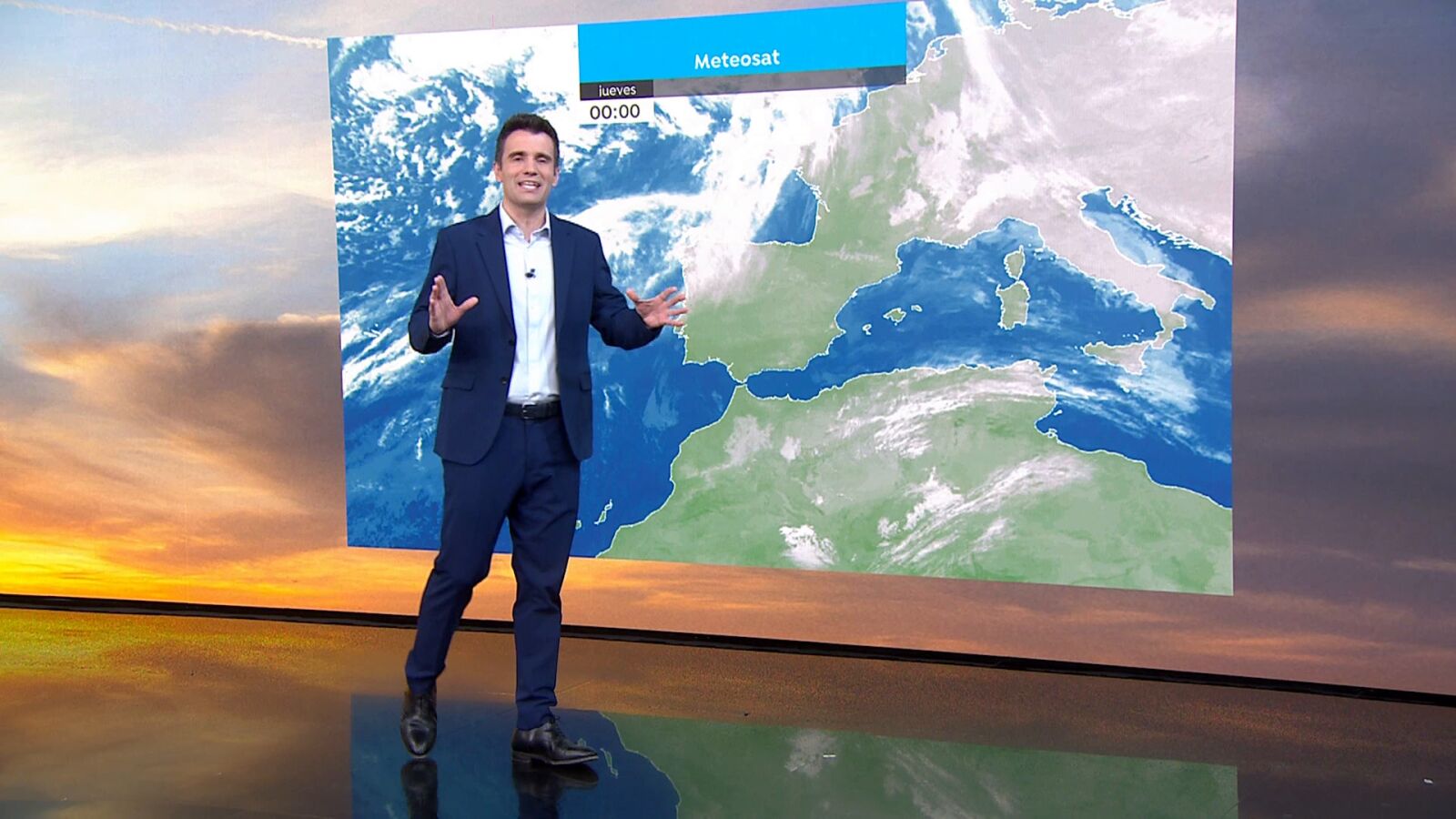 César Gonzalo avanza una tarde de abril en pleno invierno: sin frío, pero ojo, lluvias a la vista