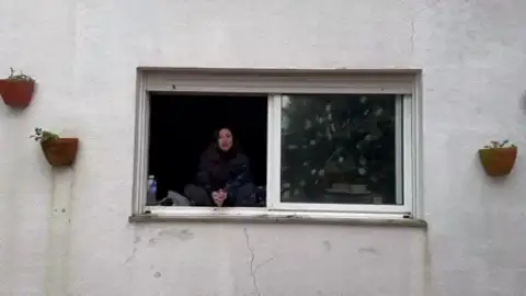 Ha decidido okupar su propia casa hasta que las autoridades le den una solución Ha decidido okupar su propia casa hasta que las autoridades le den una solución