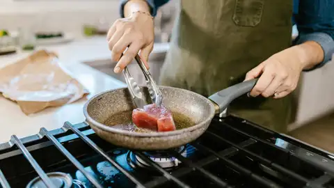 Cocinando atún Cocinando atún
