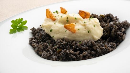 Arroz negro con bacalao mantecado, una delicia elaborada por Joseba Argui&ntilde;ano