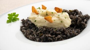 Arroz negro con bacalao mantecado, una delicia elaborada por Joseba Arguiñano