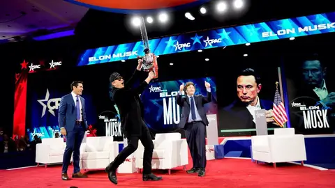 Milei obsequia a Musk con una motosierra como símbolo de los recortes anunciados en EEUU Milei obsequia a Musk con una motosierra como símbolo de los recortes anunciados en EEUU