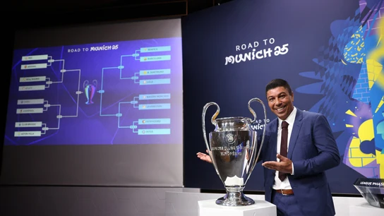 Giovane Elber, mano inocente del sorteo, posa con el trofeo de la Champions Giovane Elber, mano inocente del sorteo, posa con el trofeo de la Champions