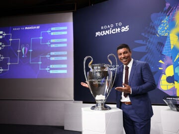 Giovane Elber, mano inocente del sorteo, posa con el trofeo de la Champions