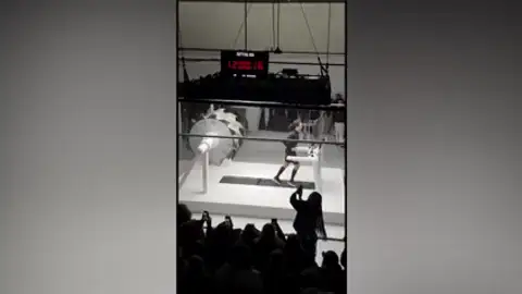 Corre Durante 24 Horas Con la Amenaza de Una Cuchilla Gigante A Su Espalda Corre Durante 24 Horas Con la Amenaza de Una Cuchilla Gigante A Su Espalda