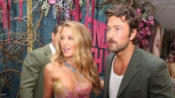 Blake Lively y Brandon Sklenar en la premiere de It Ends With Us