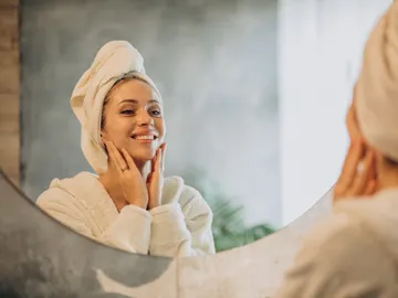 Mujer mirándose al espejo Mujer mirándose al espejo