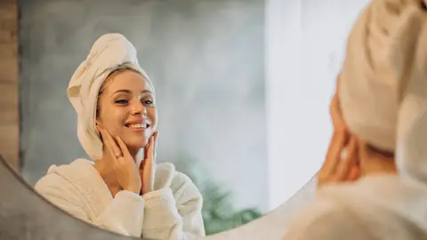 Mujer mirándose al espejo Mujer mirándose al espejo