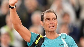 Rafa Nadal saluda a los aficionados tras perder ante Zverev en 2024