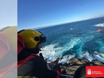 Imagen de la zona donde interviene el dispositivo de búsqueda del menor desaparecido en el mar tomadas desde uno de los helicópteros del GES.