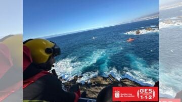 Imagen de la zona donde interviene el dispositivo de búsqueda del menor desaparecido en el mar tomadas desde uno de los helicópteros del GES.