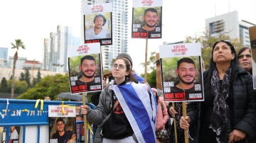 Israelíes congregados en Tel Aviv para recibir a los seis rehenes