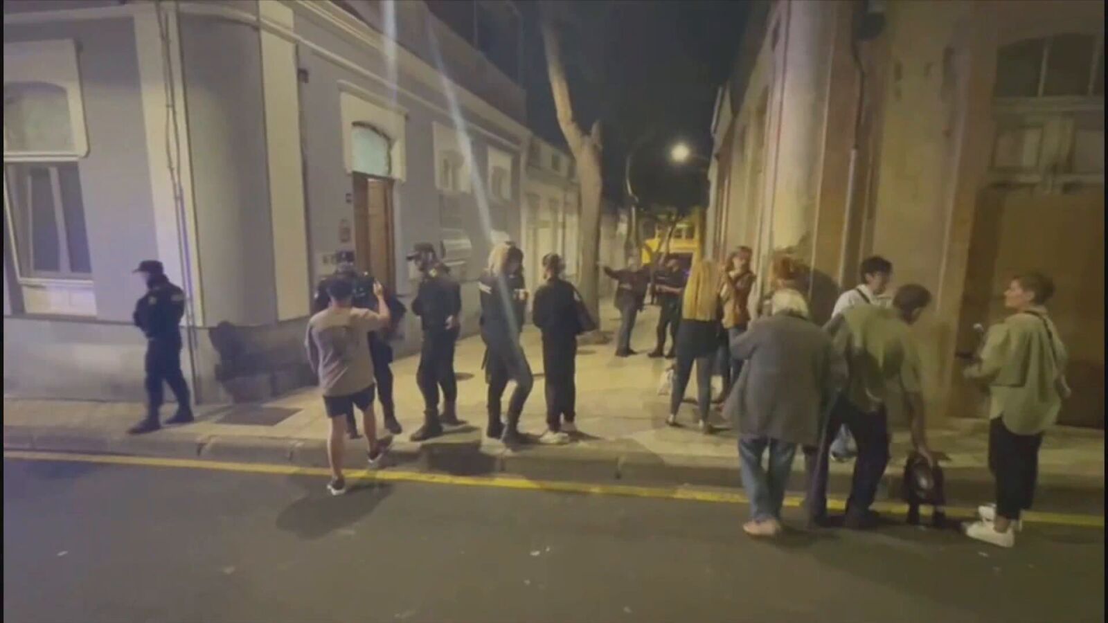 Vecinos de El Toscal, en Tenerife, protestan contra la okupación y la inseguridad