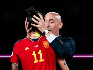 Luis Rubiales y Jennifer Hermoso durante la celebración del Mundial Femenino de 2023 Luis Rubiales y Jennifer Hermoso durante la celebración del Mundial Femenino de 2023