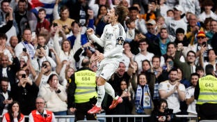 Luka Modric celebra su gol ante el Girona en el Santiago Bernab&eacute;u (2-0)