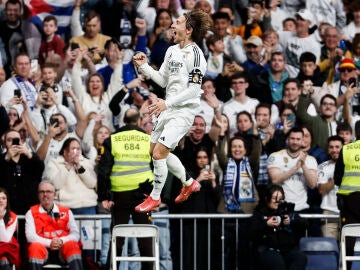 Luka Modric celebra su gol ante el Girona en el Santiago Bernabéu (2-0)