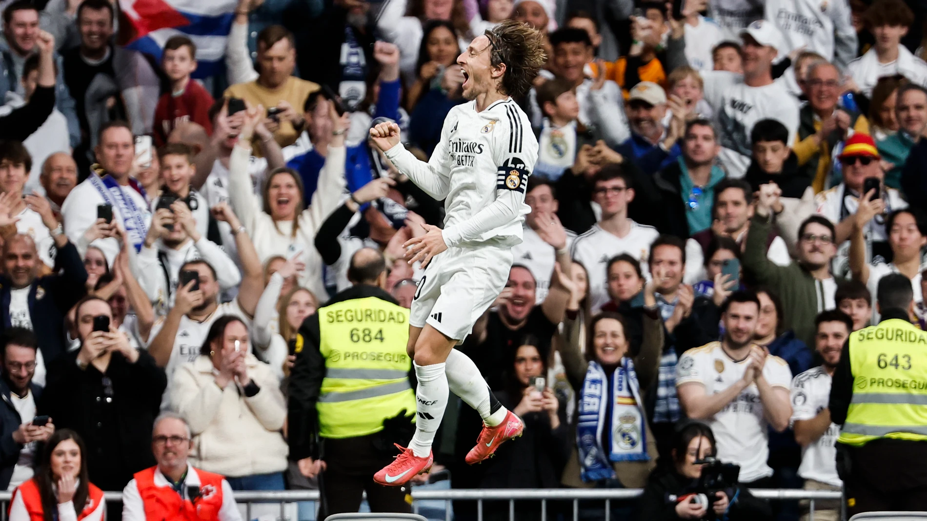 Luka Modric celebra su gol ante el Girona en el Santiago Bernabéu (2-0) Luka Modric celebra su gol ante el Girona en el Santiago Bernabéu (2-0)