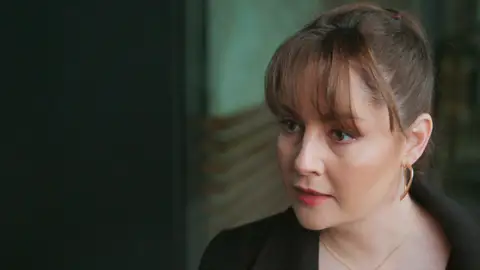 Zerrin se enfrenta a Ferit y le exige que cumpla su promesa: "Divórciate de Seyran y cásate con Pelin" Zerrin se enfrenta a Ferit y le exige que cumpla su promesa: "Divórciate de Seyran y cásate con Pelin"