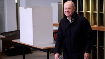 Imagen de Olaf Scholz ejerciendo su derecho a voto.