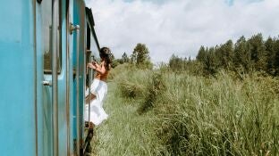Imagen de archivo de una mujer en la l&iacute;nea Podi Menike de Sri Lanka.
