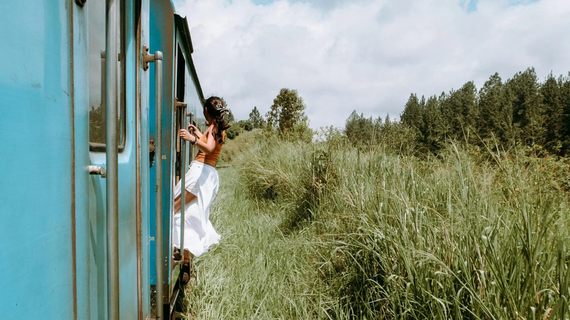 Imagen de archivo de una mujer en la línea Podi Menike de Sri Lanka. Imagen de archivo de una mujer en la línea Podi Menike de Sri Lanka.