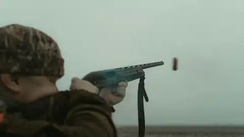 Imagen de archivo de un hombre cazando. Imagen de archivo de un hombre cazando.