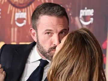 Ben Affleck besando a Jennifer Lopez Ben Affleck besando a Jennifer Lopez