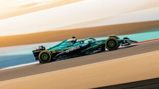El AMR25 rueda en el circuito de Sakhir, en Bahr&eacute;in