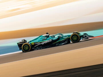 El AMR25 rueda en el circuito de Sakhir, en Bahréin