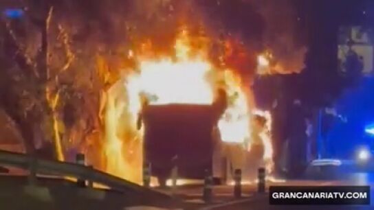 Un conductor de autob&uacute;s evita la tragedia en Canarias tras desatarse un incendio con 30 personas a bordo