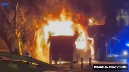 Un conductor de autobús evita la tragedia en Canarias tras desatarse un incendio con 30 personas a bordo Un conductor de autobús evita la tragedia en Canarias tras desatarse un incendio con 30 personas a bordo