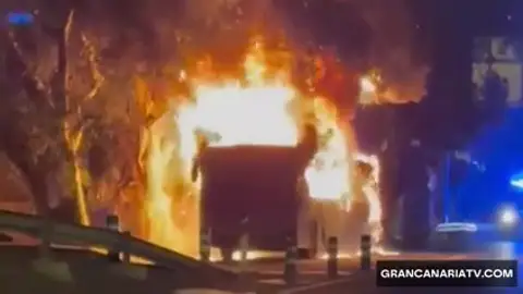 Un conductor de autobús evita la tragedia en Canarias tras desatarse un incendio con 30 personas a bordo Un conductor de autobús evita la tragedia en Canarias tras desatarse un incendio con 30 personas a bordo