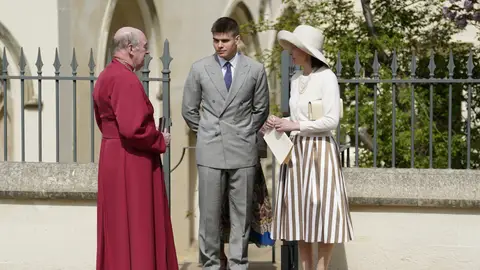 Sarah Chatto y Arthur hablan con el decano de Windsor, el reverendo David Conner Sarah Chatto y Arthur hablan con el decano de Windsor, el reverendo David Conner