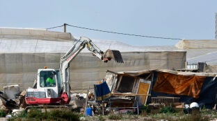 Desalojan un poblado chabolista en N&iacute;jar en el que viven nueve menores 
