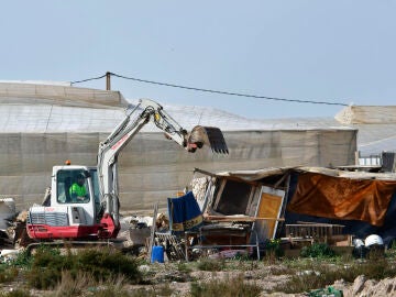 Desalojan un poblado chabolista en Níjar en el que viven nueve menores 