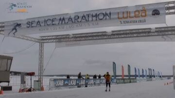 Javier Castroverde en la línea de meta de la Sea-Ice Marathon de Luleå, en Suecia