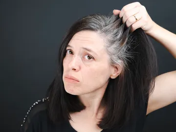 Una mujer con canas Una mujer con canas