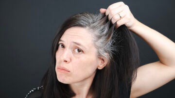 Una mujer con canas