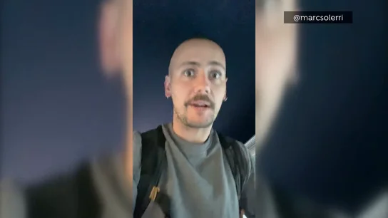 Se queda encerrado en el autobús y graba su reacción Antena3 Noticias