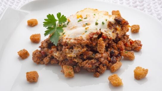 Huevos al plato con carne picada, de Karlos Argui&ntilde;ano