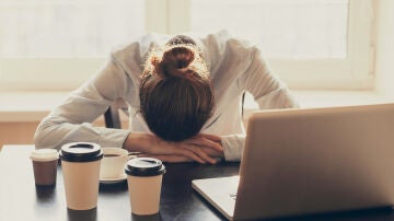 Mujer con varias tazas de café