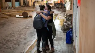 Dos mujeres afectadas por la DANA Dos mujeres afectadas por la DANA