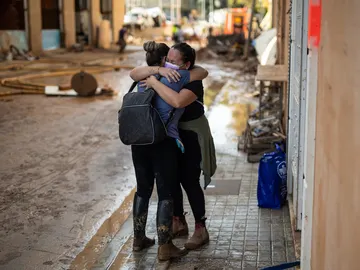 Dos mujeres afectadas por la DANA Dos mujeres afectadas por la DANA