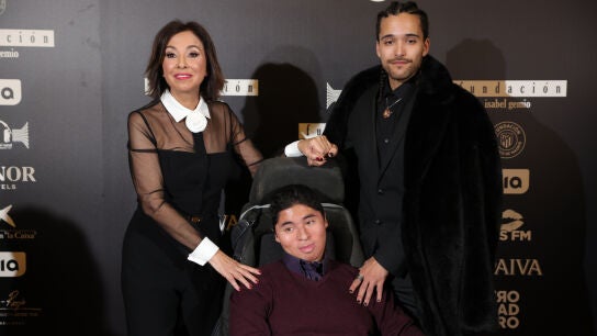 Isabel Gemio, con sus hijos Gustavo y Diego, en el aniversario de su Fundaci&oacute;n