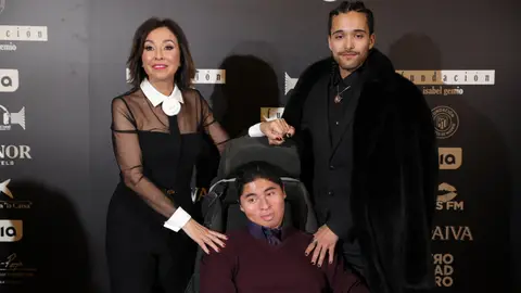 Isabel Gemio, con sus hijos Gustavo y Diego, en el aniversario de su Fundación Isabel Gemio, con sus hijos Gustavo y Diego, en el aniversario de su Fundación