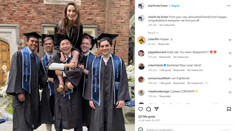 Charlie Foster con sus compañeros de Universidad Charlie Foster con sus compañeros de Universidad