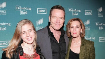 Bryan Cranston con su mujer y su hija, Taylor Dearden