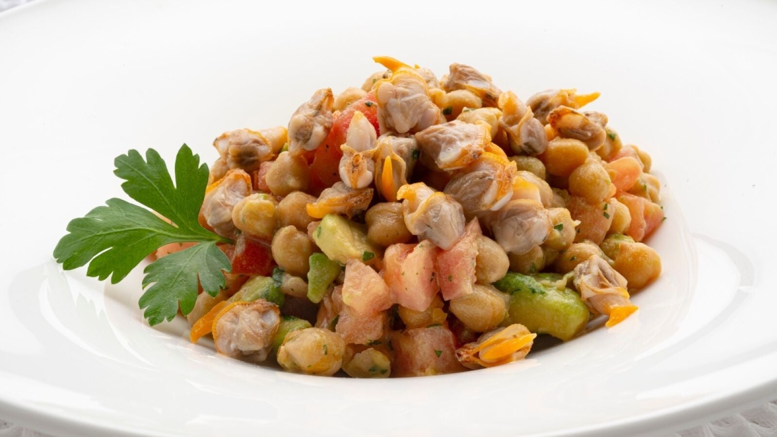 Una receta saludable, ligera y completa: ensalada de garbanzos y berberechos, de Karlos Arguiñano